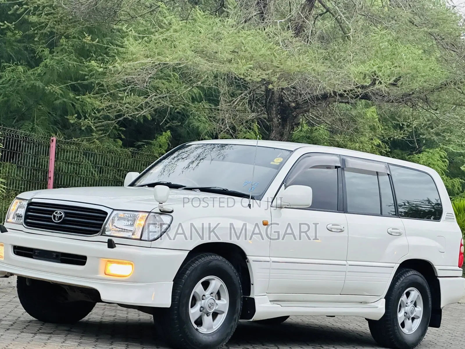 Toyota Land Cruiser 2000 White