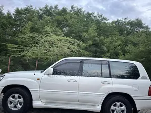 Toyota Land Cruiser 2000 White