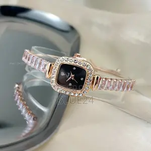 2025 New Temperament Fashionable Square Quartz Wristwatches Light