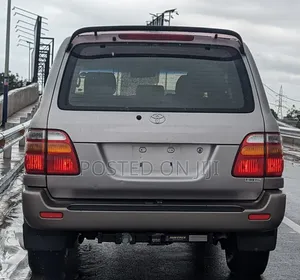 Toyota Land Cruiser 2000 White