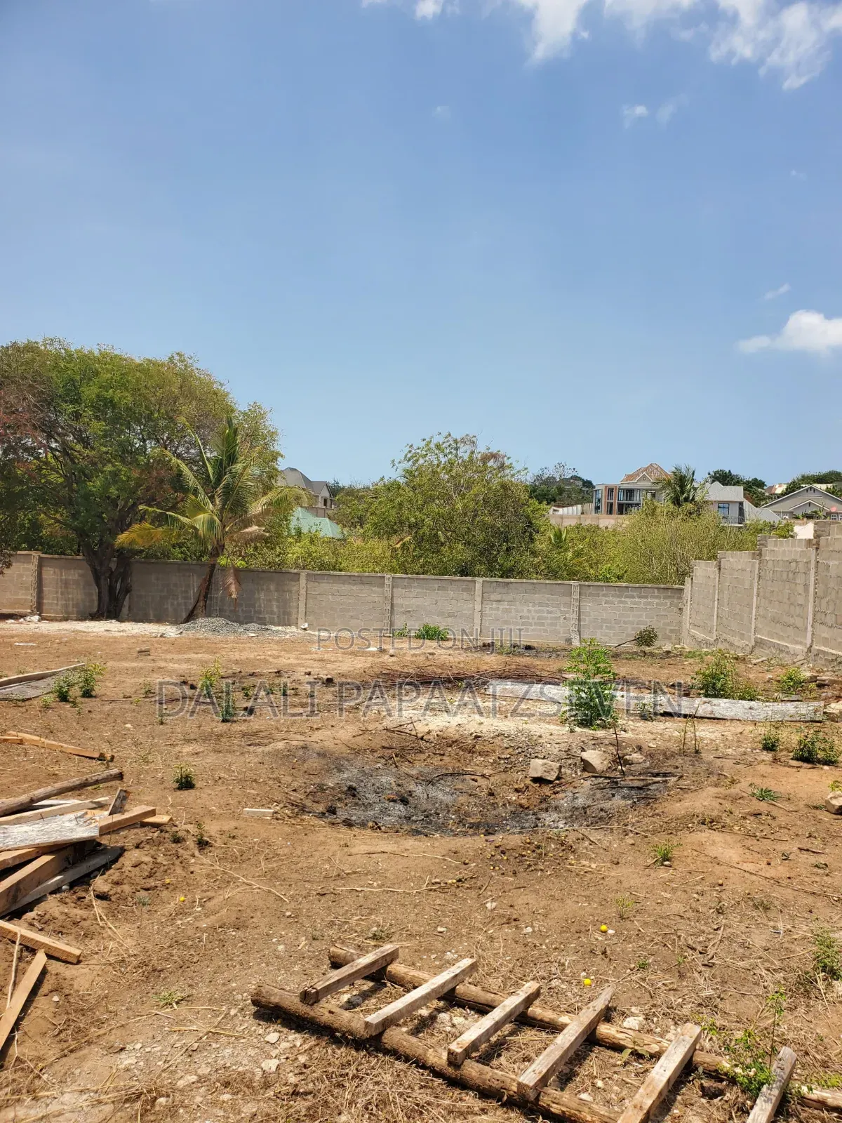 Eneo Lenye Ukubwa Wa SQMT 1000 Linauzwa Lipo Madale Msigani Limepimwa