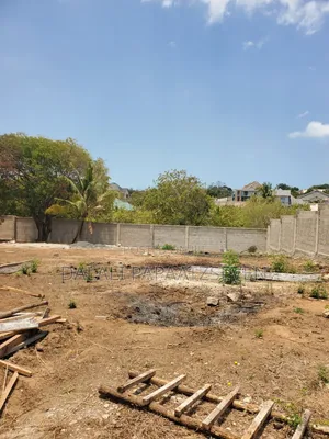 Eneo Lenye Ukubwa Wa SQMT 1000 Linauzwa Lipo Madale Msigani Limepimwa