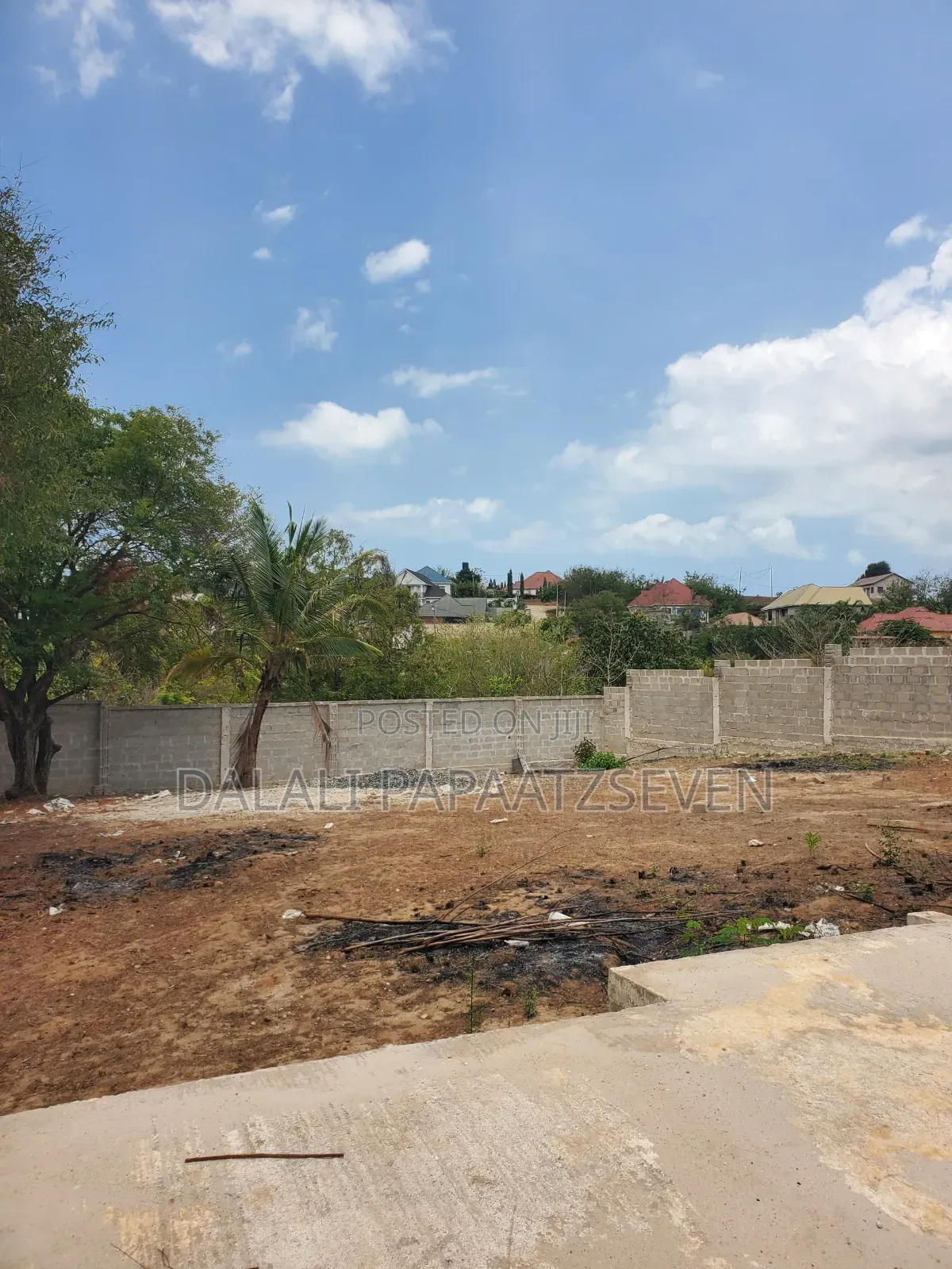 Eneo Lenye Ukubwa Wa SQMT 1000 Linauzwa Lipo Madale Msigani Limepimwa