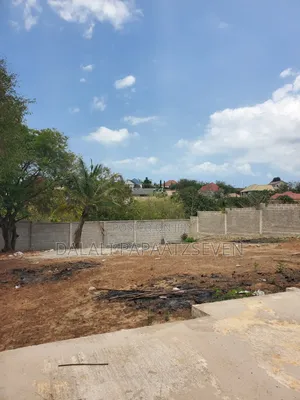 Eneo Lenye Ukubwa Wa SQMT 1000 Linauzwa Lipo Madale Msigani Limepimwa