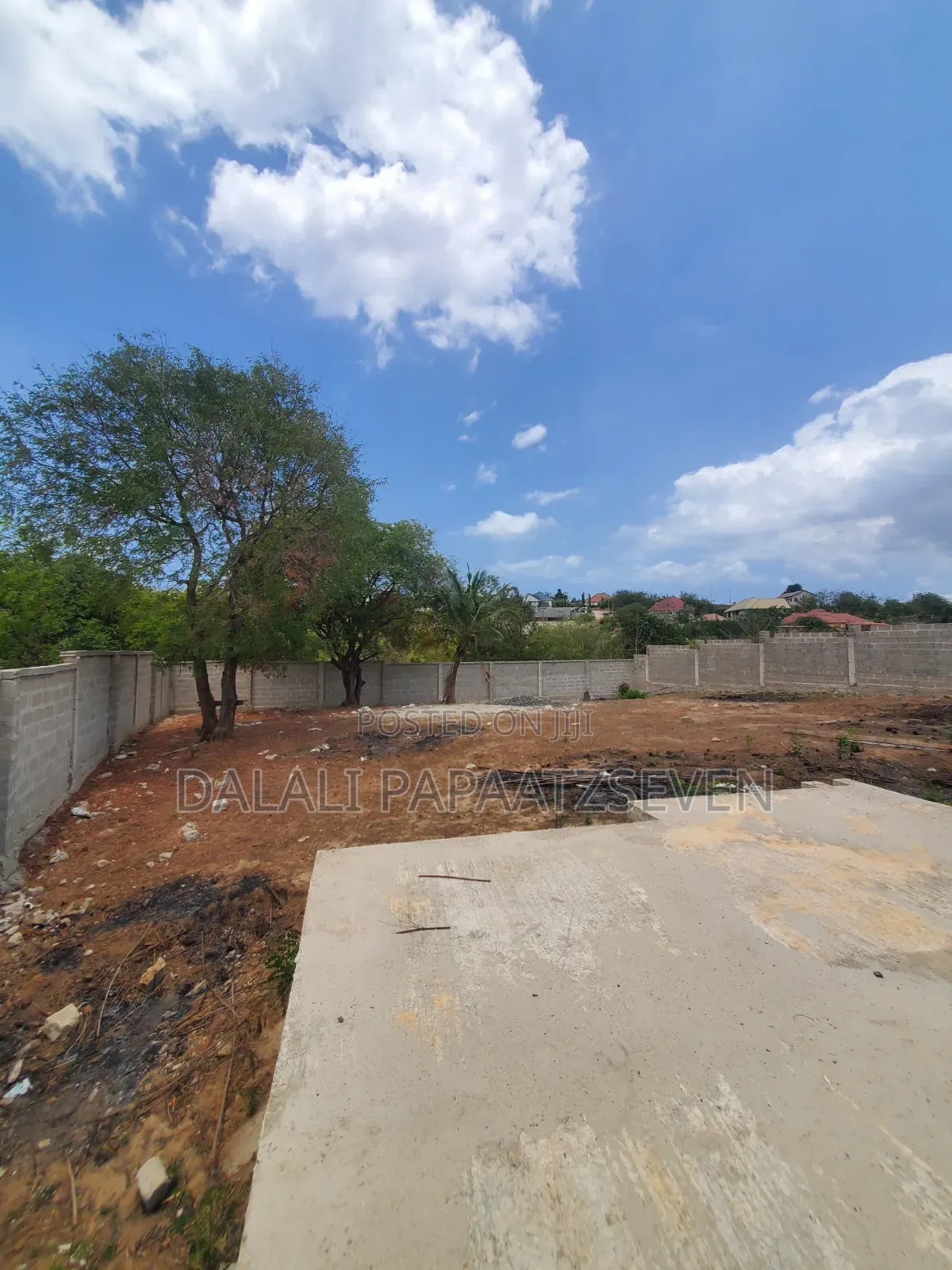 Eneo Lenye Ukubwa Wa SQMT 1000 Linauzwa Lipo Madale Msigani Limepimwa