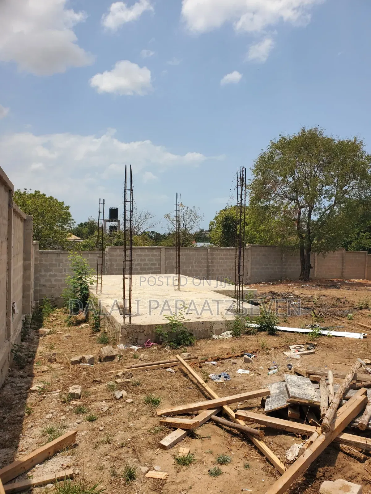 Eneo Lenye Ukubwa Wa SQMT 1000 Linauzwa Lipo Madale Msigani Limepimwa