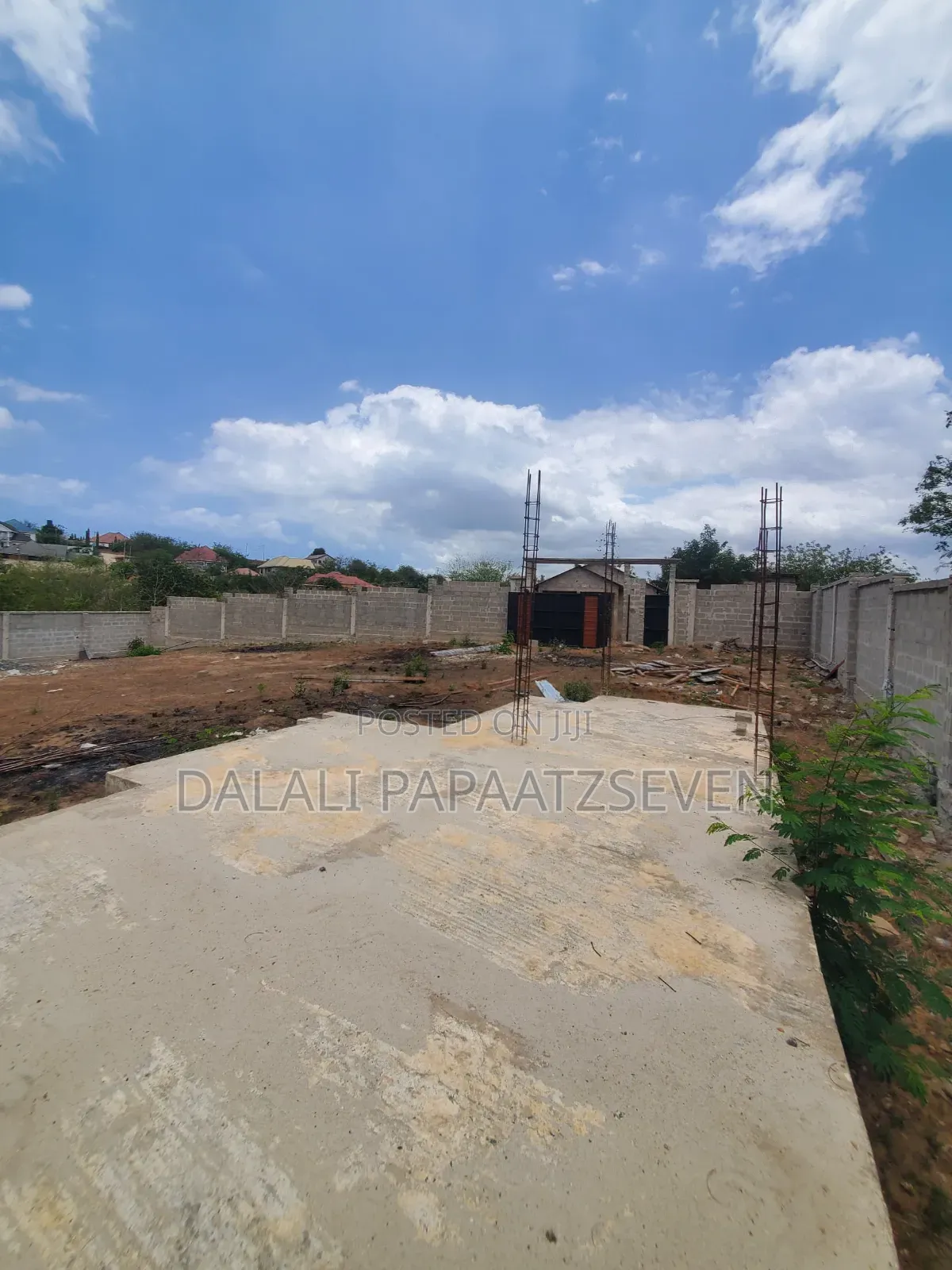 Eneo Lenye Ukubwa Wa SQMT 1000 Linauzwa Lipo Madale Msigani Limepimwa