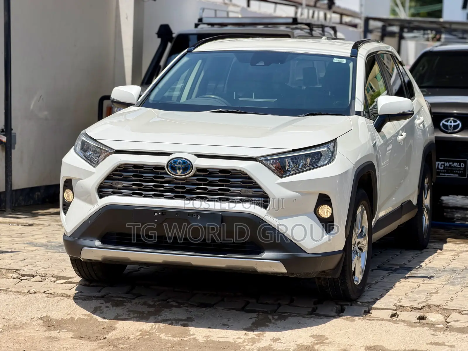 Toyota RAV4 LE AWD 2019 White