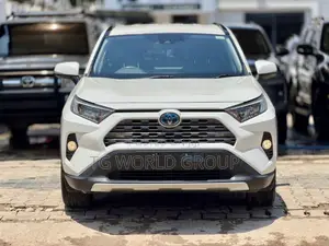 Toyota RAV4 LE AWD 2019 White