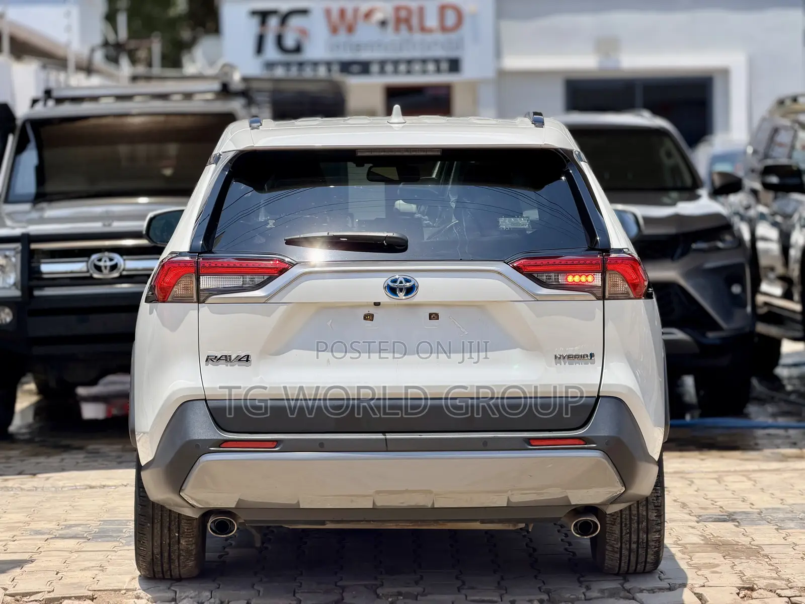 Toyota RAV4 LE AWD 2019 White