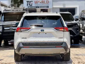 Toyota RAV4 LE AWD 2019 White