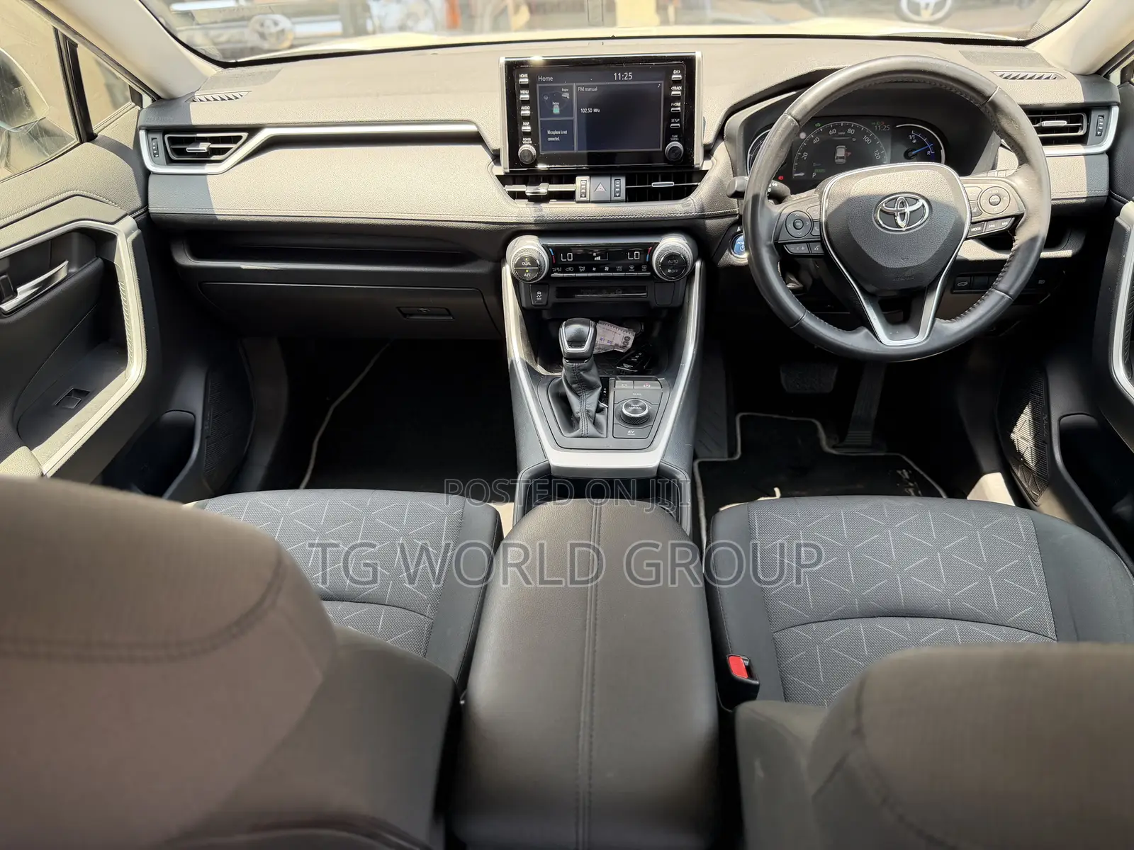 Toyota RAV4 LE AWD 2019 White
