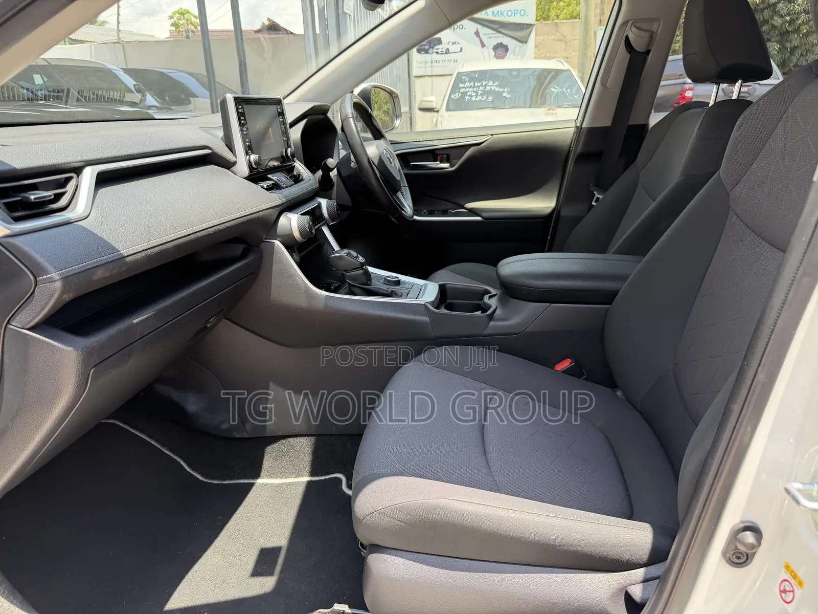 Toyota RAV4 LE AWD 2019 White