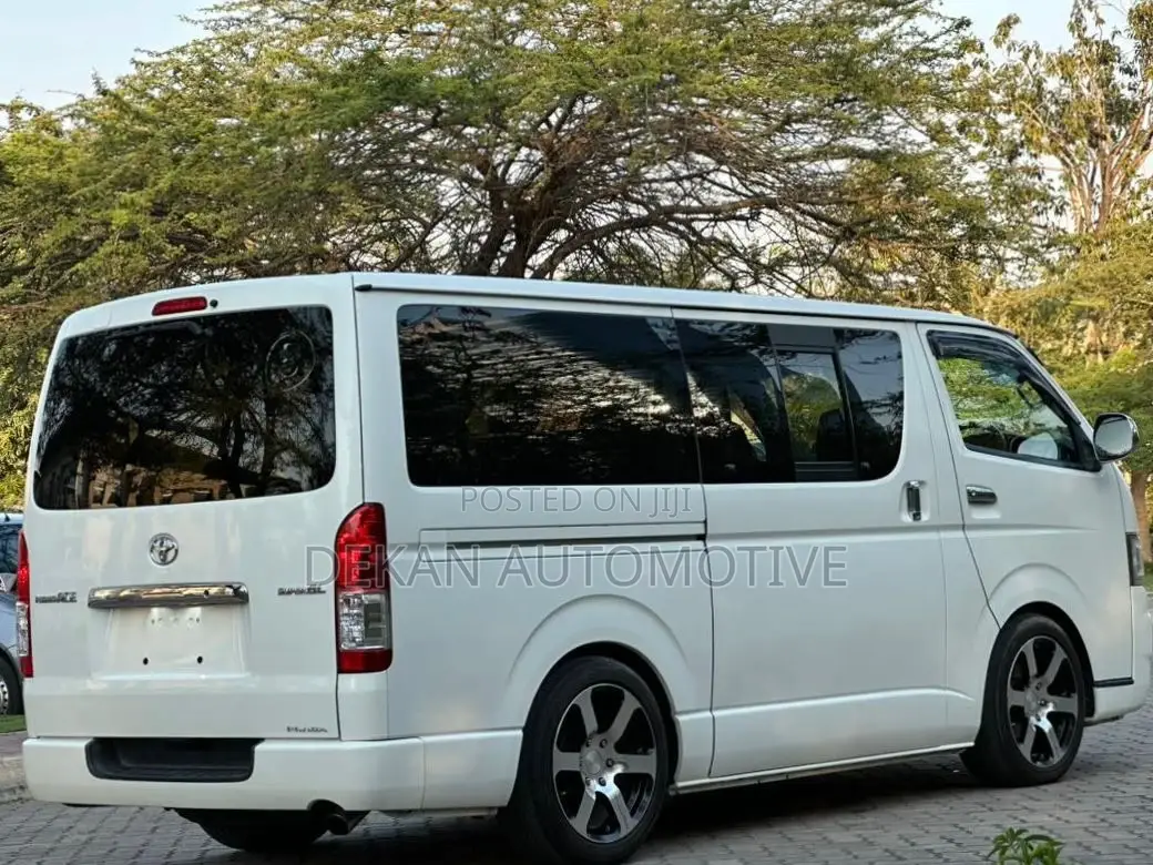 Toyota Quantum 2009 White