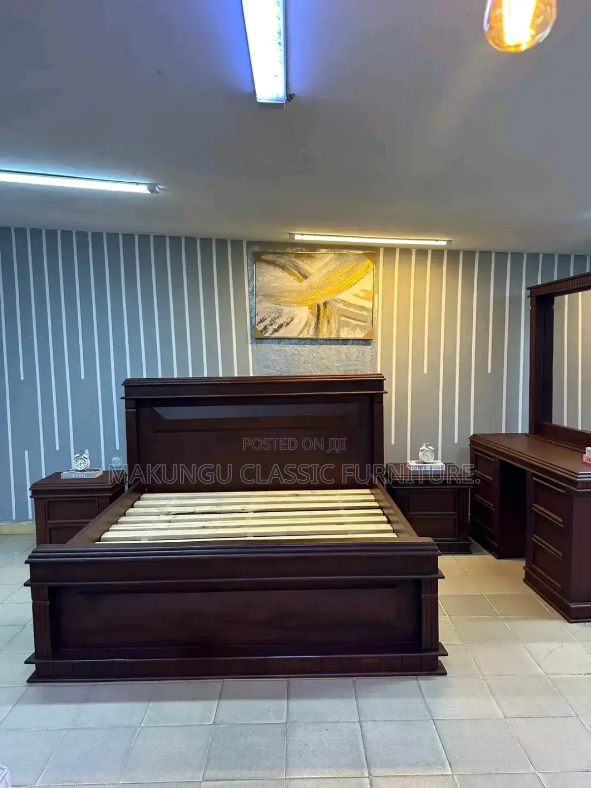Kitanda Cha Mbao Ngumu Na Bedsides Zake Ukubwa Ni 5/6