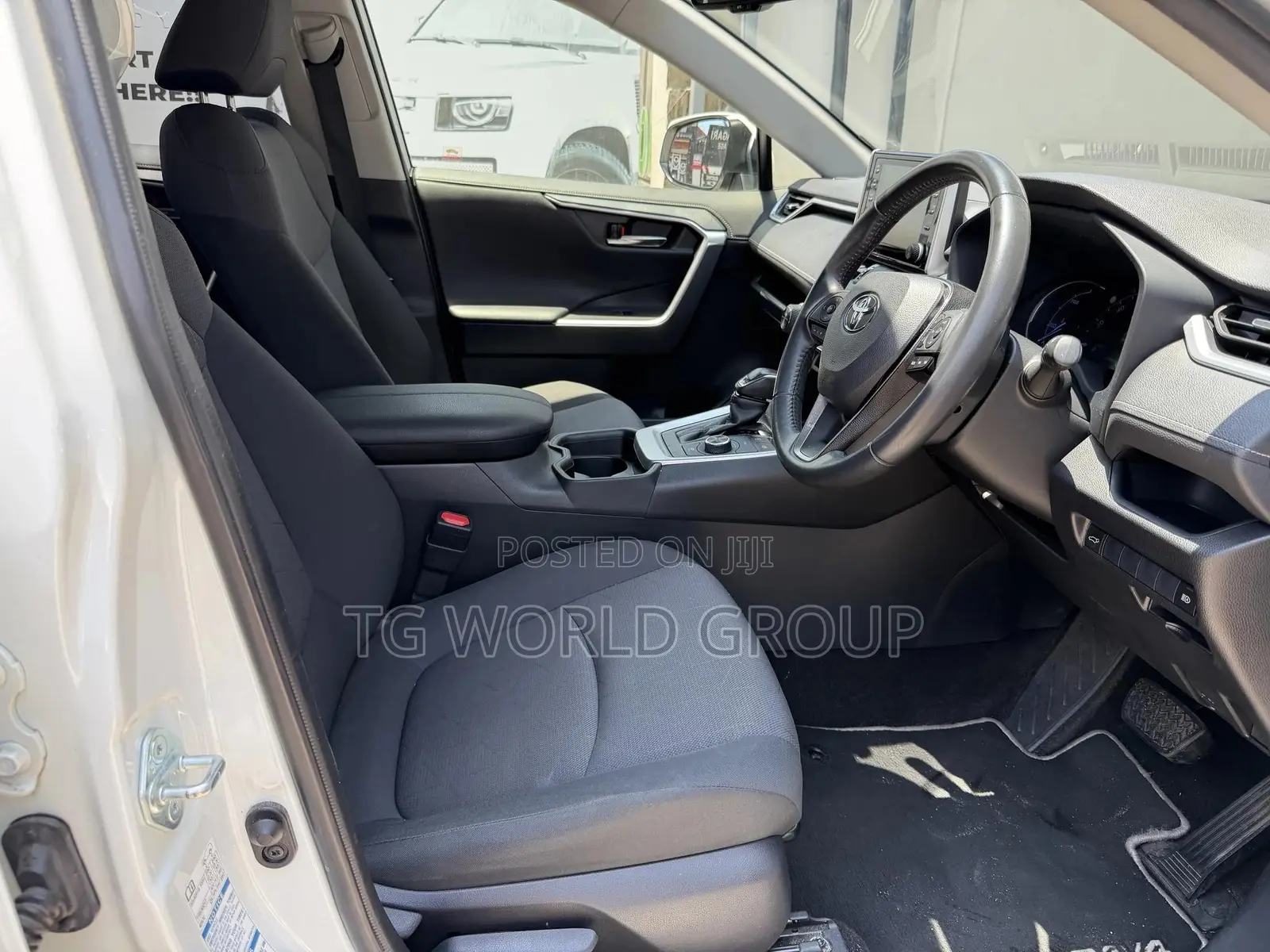 Toyota RAV4 LE AWD 2019 White