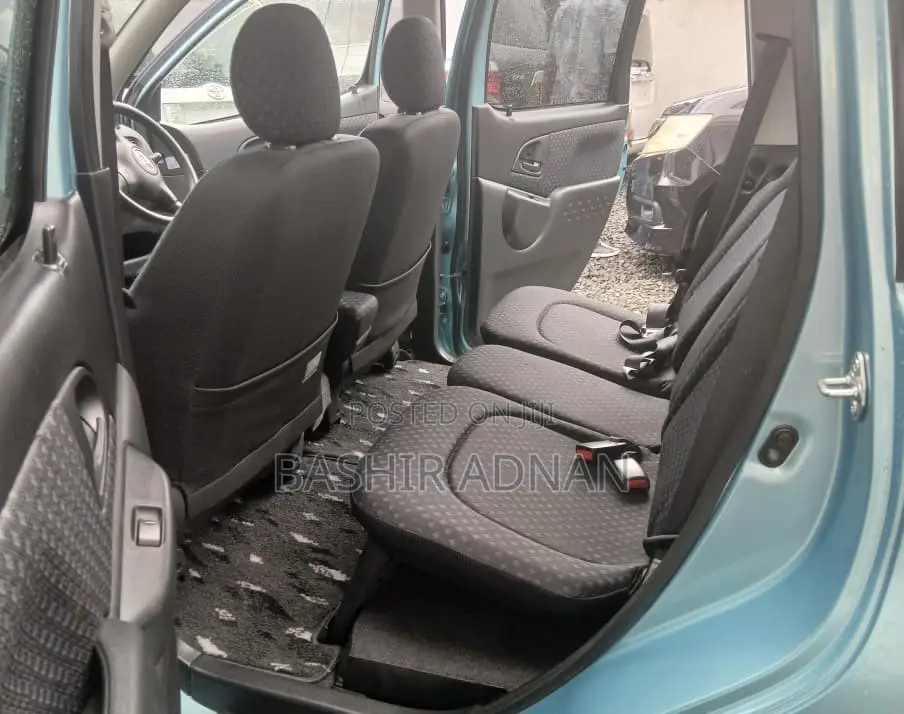 Toyota Fun Cargo 2004 Blue