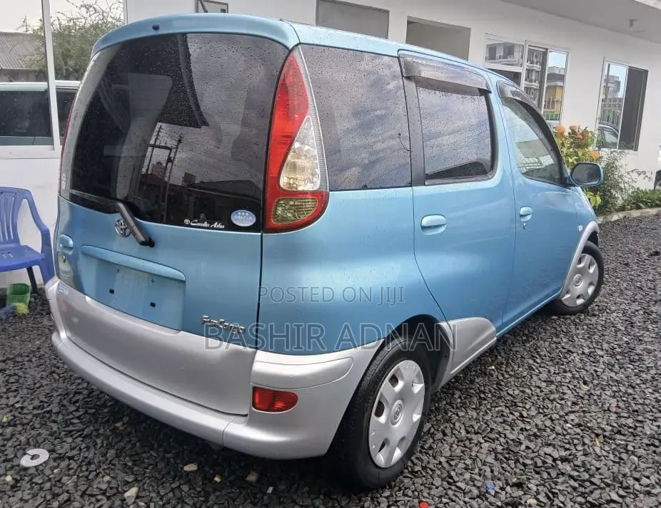 Toyota Fun Cargo 2004 Blue
