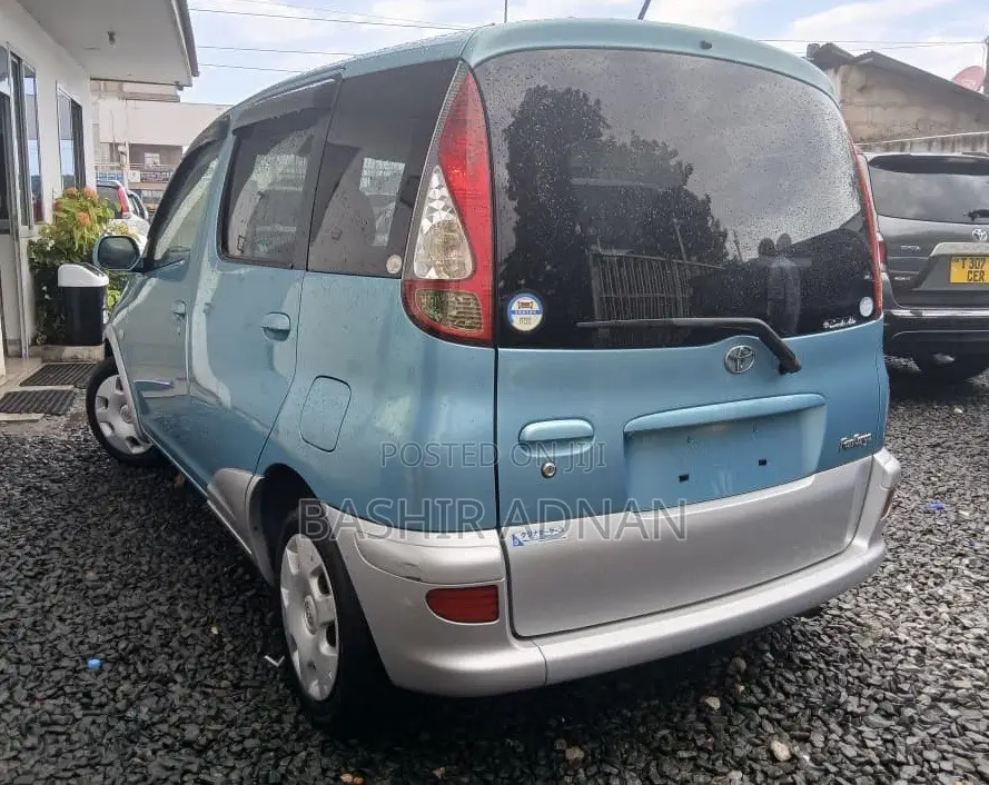 Toyota Fun Cargo 2004 Blue