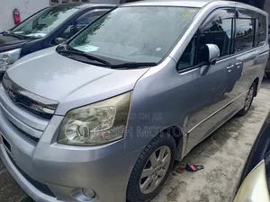 Toyota Noah 2.0 143hp AWD (7 Seater) 2008 Silver