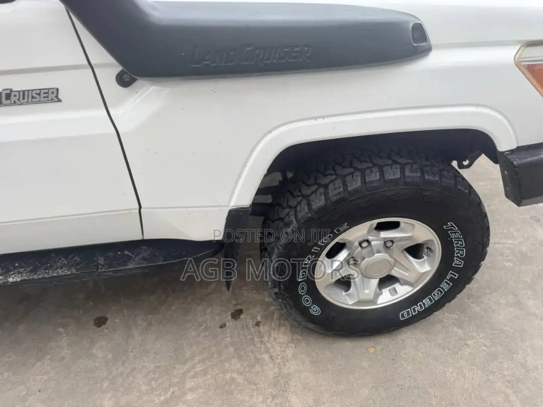 Toyota Land Cruiser 2010 White