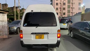 Toyota HiAce 2005 White