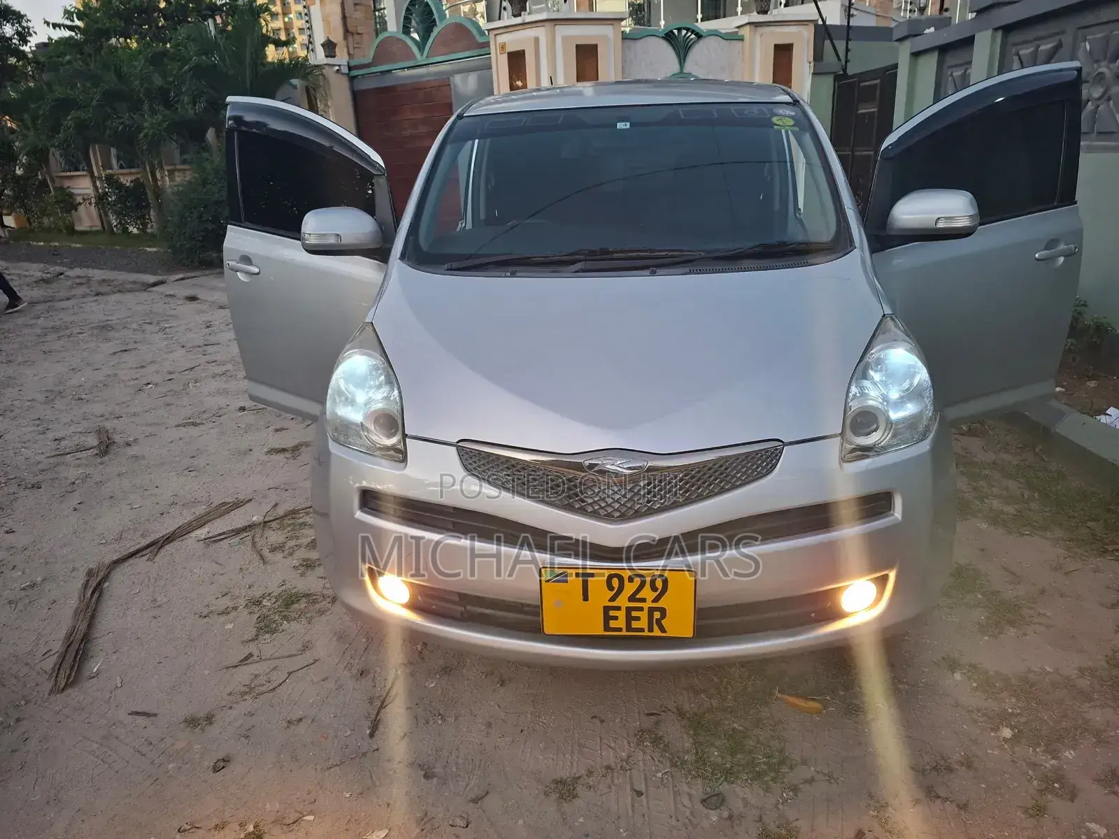 Toyota Ractis 1.3 FWD 2010 Silver