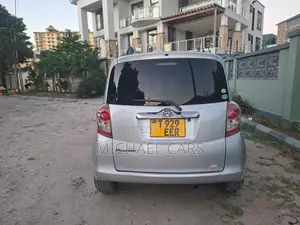Toyota Ractis 1.3 FWD 2010 Silver