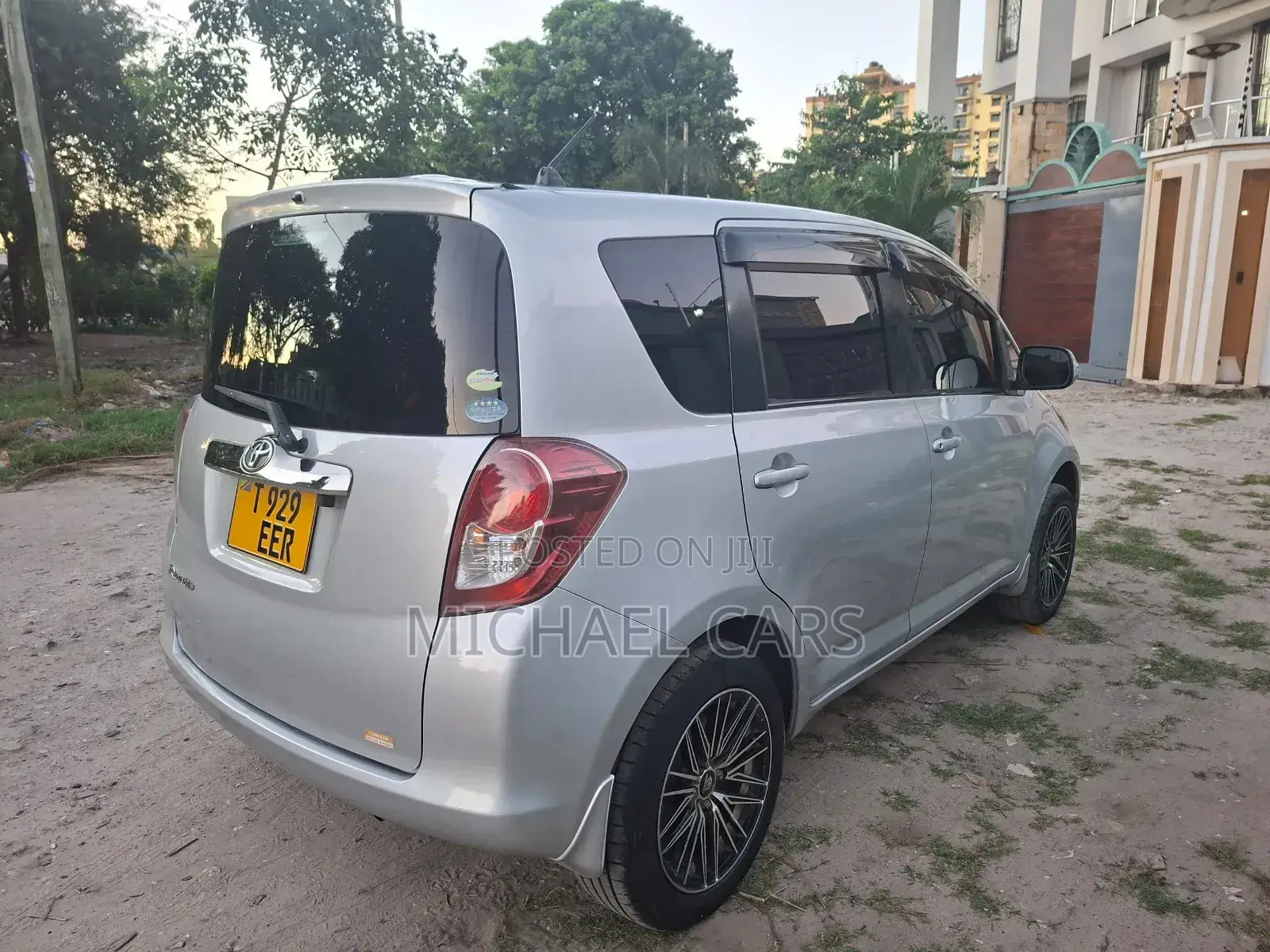 Toyota Ractis 1.3 FWD 2010 Silver