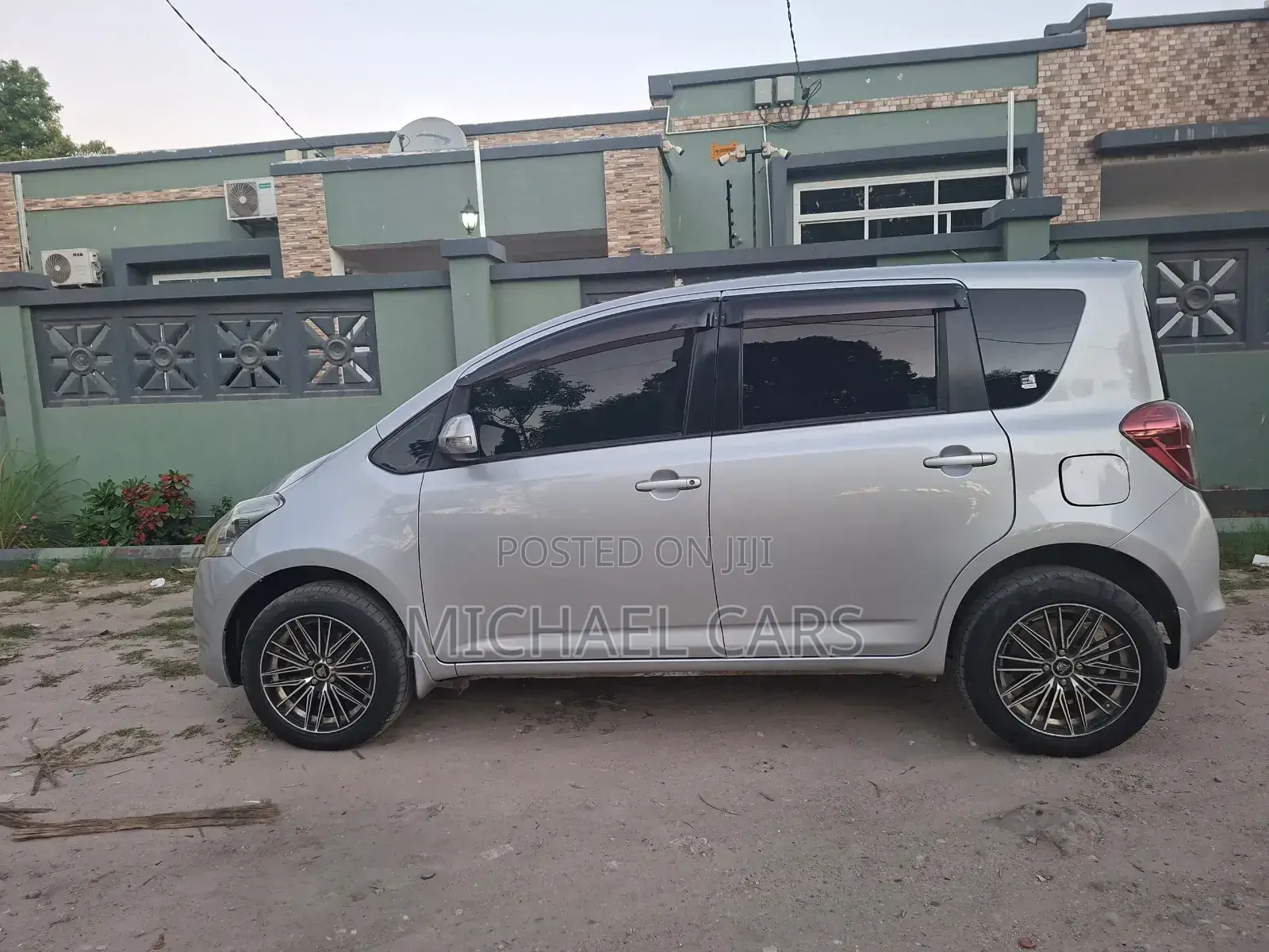 Toyota Ractis 1.3 FWD 2010 Silver