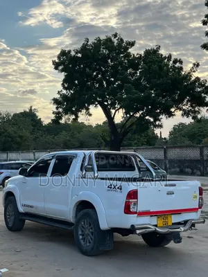 Toyota Hilux 2013 White