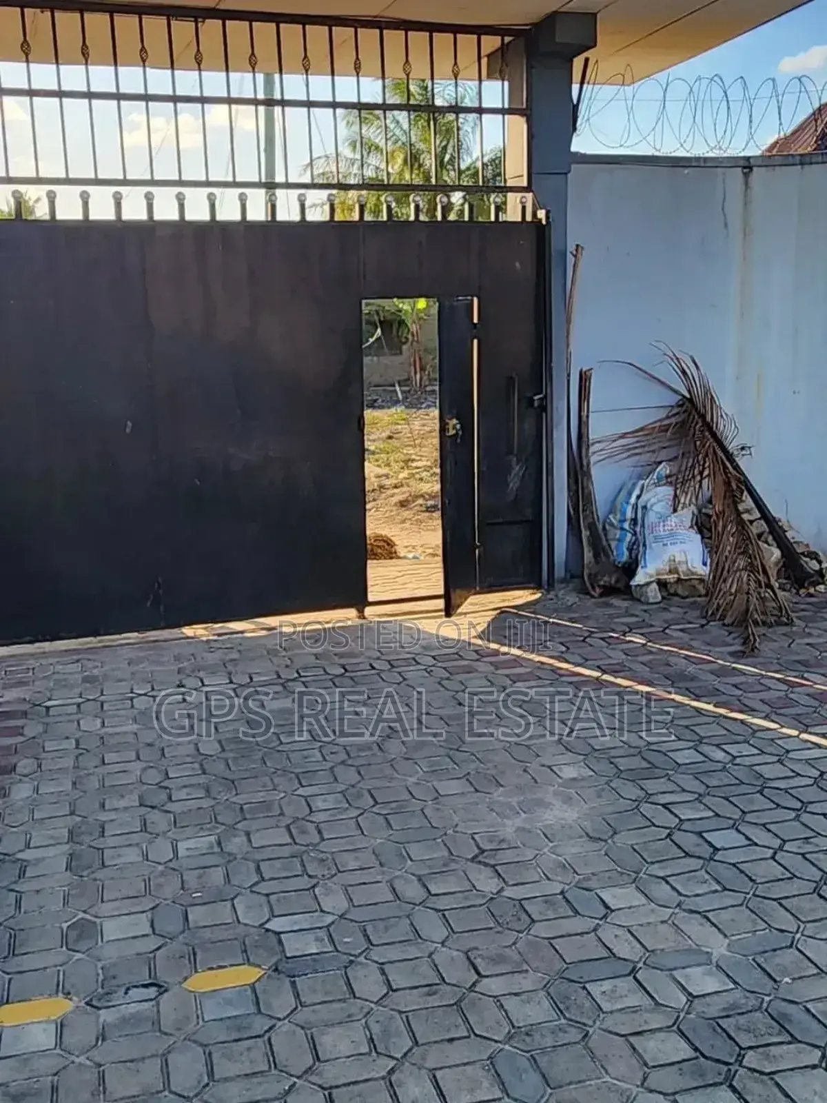 3bdrm House in Mikwambe, Kigamboni for sale