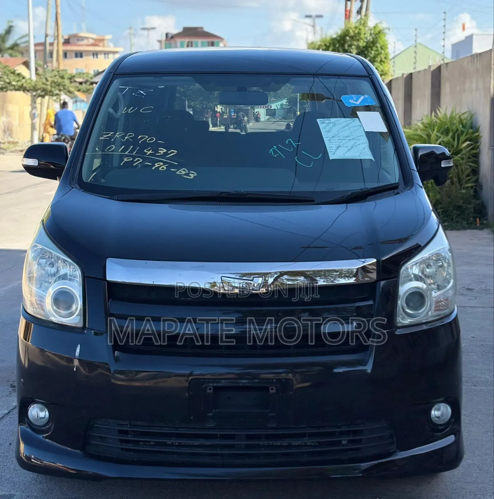 Toyota Noah 2.0 158hp AWD (8 Seater) 2012 Black