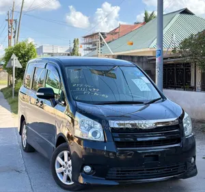 Toyota Noah 2.0 158hp AWD (8 Seater) 2012 Black