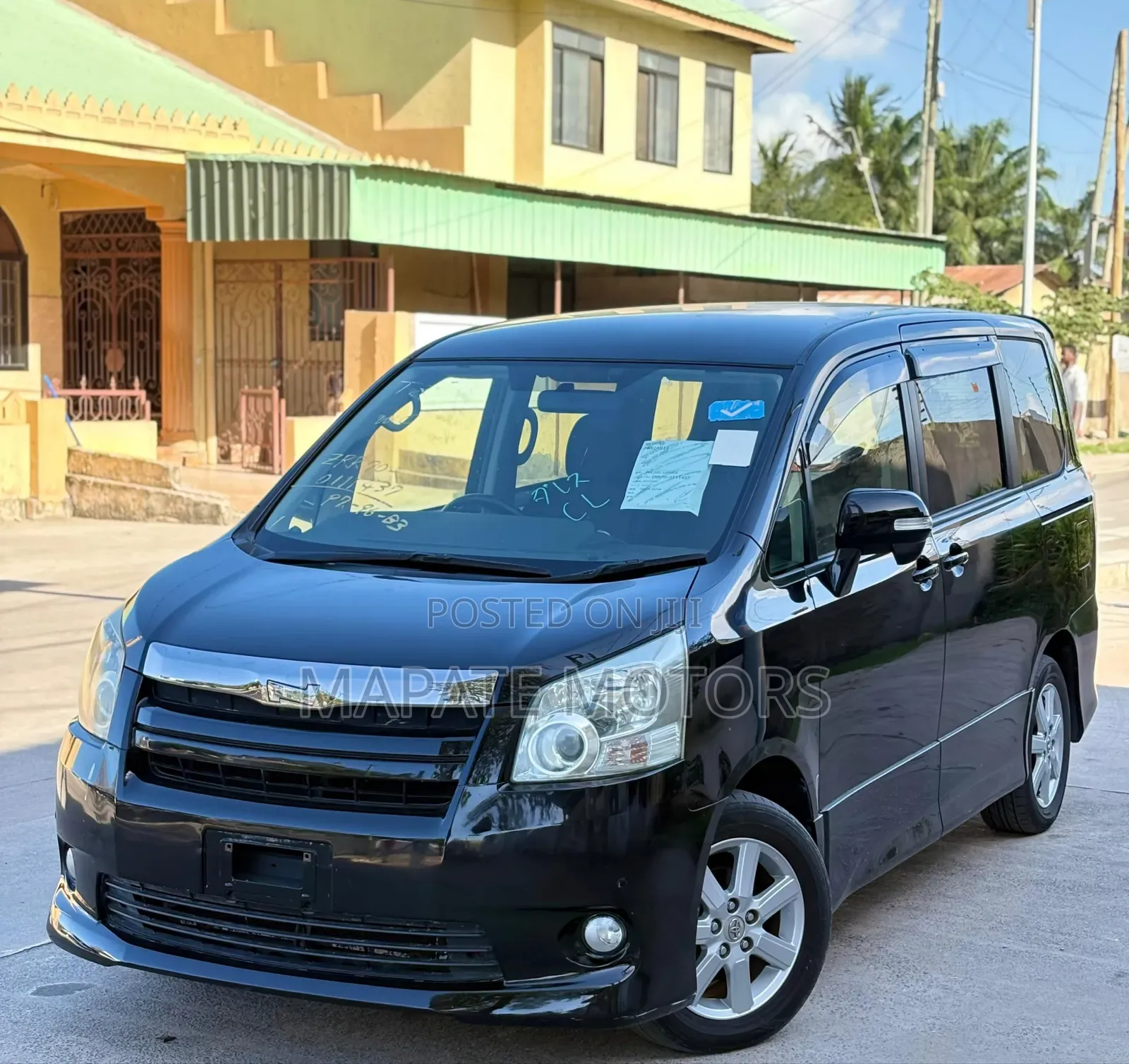 Toyota Noah 2.0 158hp AWD (8 Seater) 2012 Black