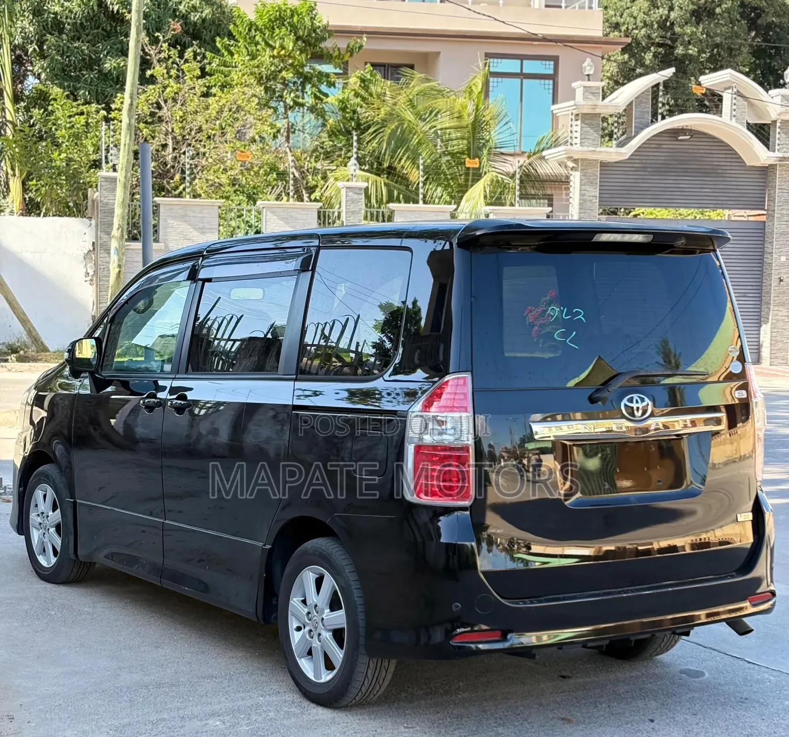Toyota Noah 2.0 158hp AWD (8 Seater) 2012 Black