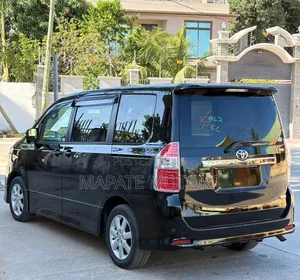 Toyota Noah 2.0 158hp AWD (8 Seater) 2012 Black