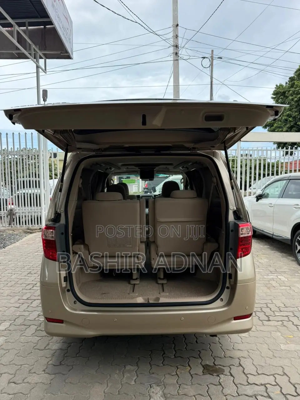 Toyota Alphard 2.4 Petrol FWD 2011 Gold