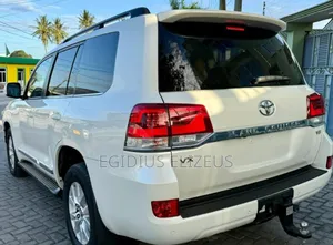 Toyota Land Cruiser Prado 2022 White