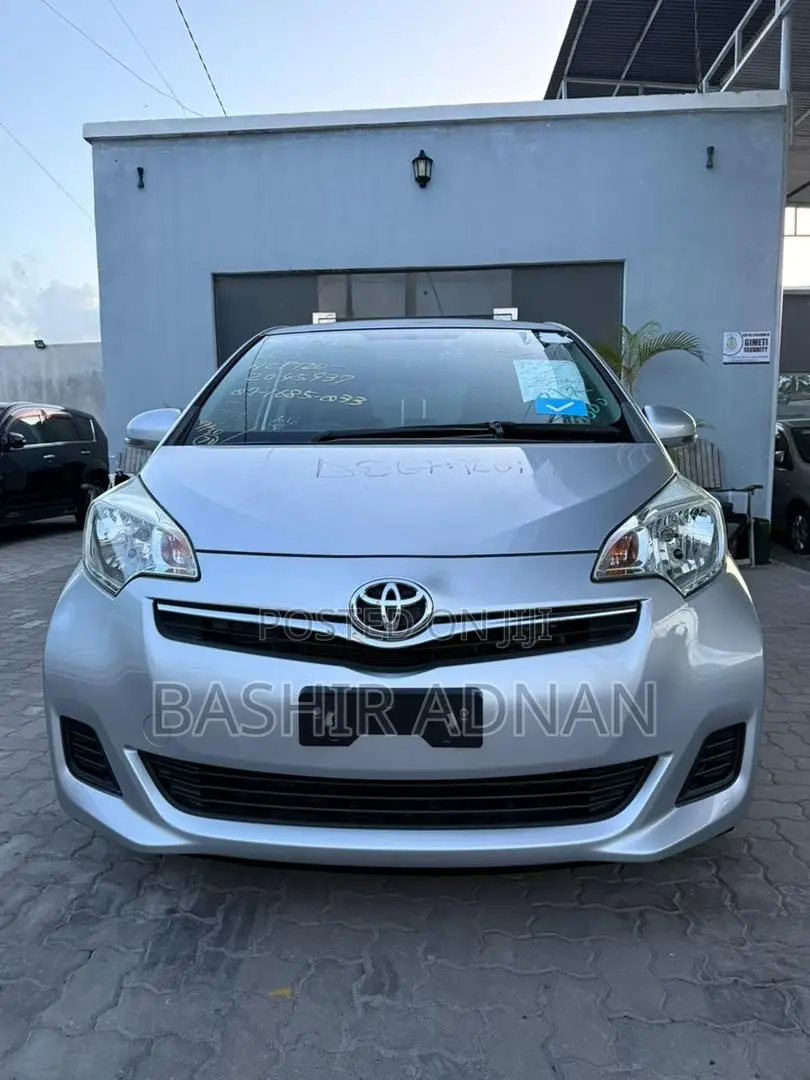Toyota Ractis 1.5 FWD 2012 Silver
