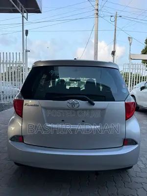 Toyota Ractis 1.5 FWD 2012 Silver