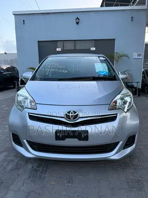 Toyota Ractis 1.5 FWD 2012 Silver