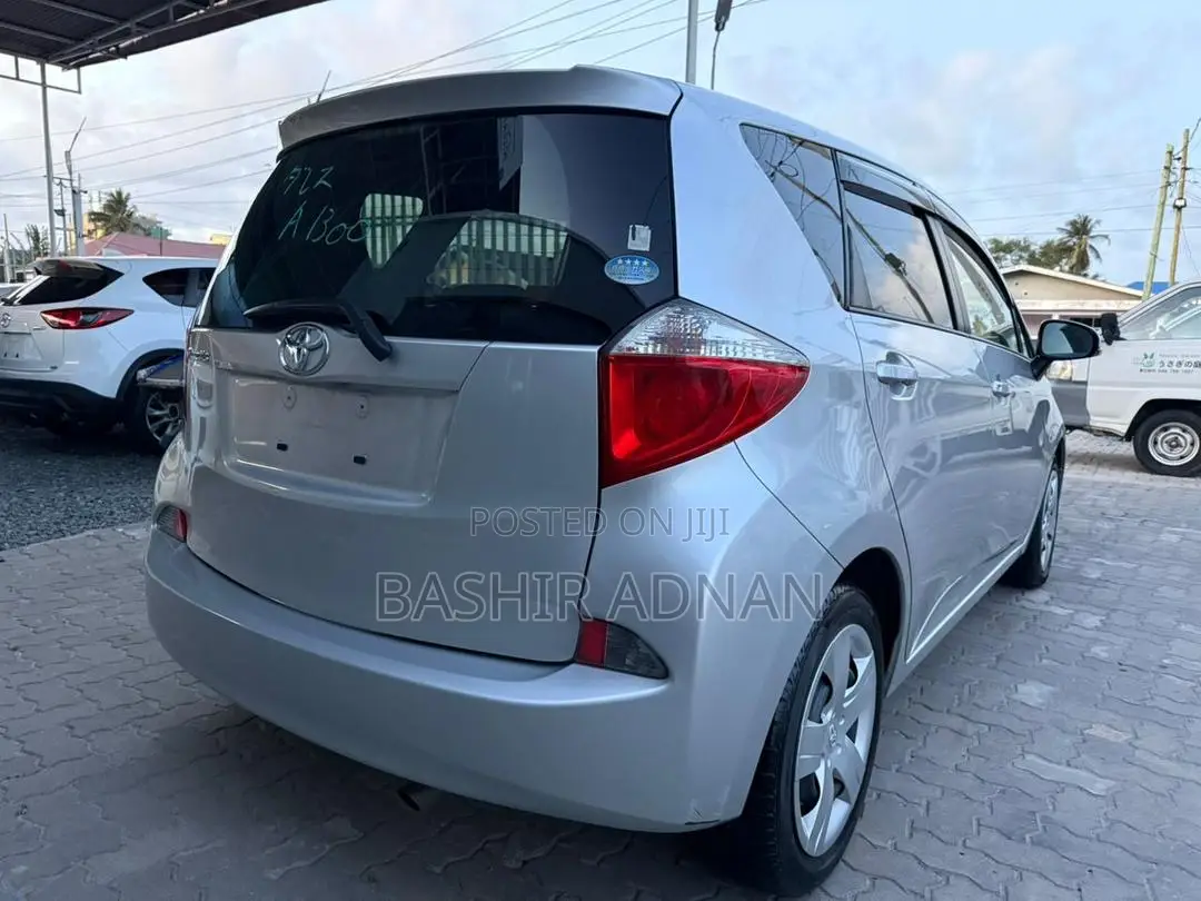 Toyota Ractis 1.5 FWD 2012 Silver