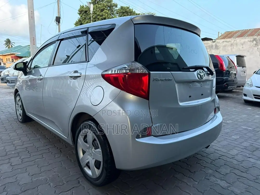 Toyota Ractis 1.5 FWD 2012 Silver