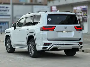 New Toyota Land Cruiser LC300 2024 White