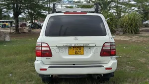 Toyota Land Cruiser 2010 White