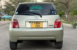 Toyota IST 2007 Gold