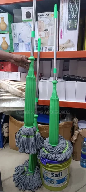 Self-Twisting Water Rotating Mop.