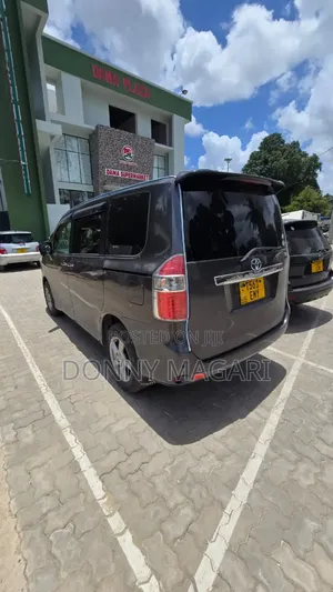 Toyota Noah 2009 Gray