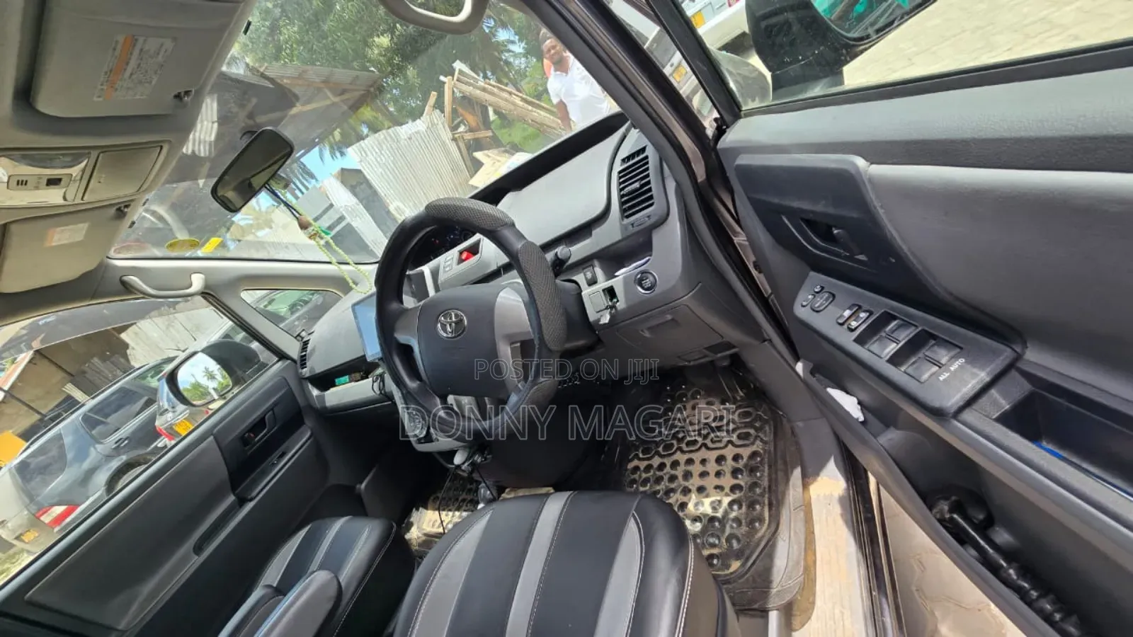 Toyota Noah 2009 Gray